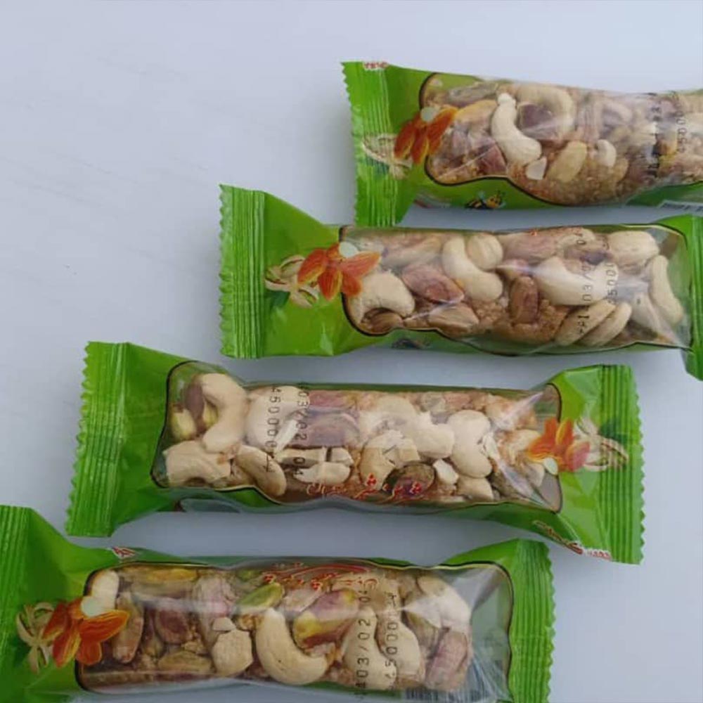 پروتئین بار انجیر با تزیین بادام هندی