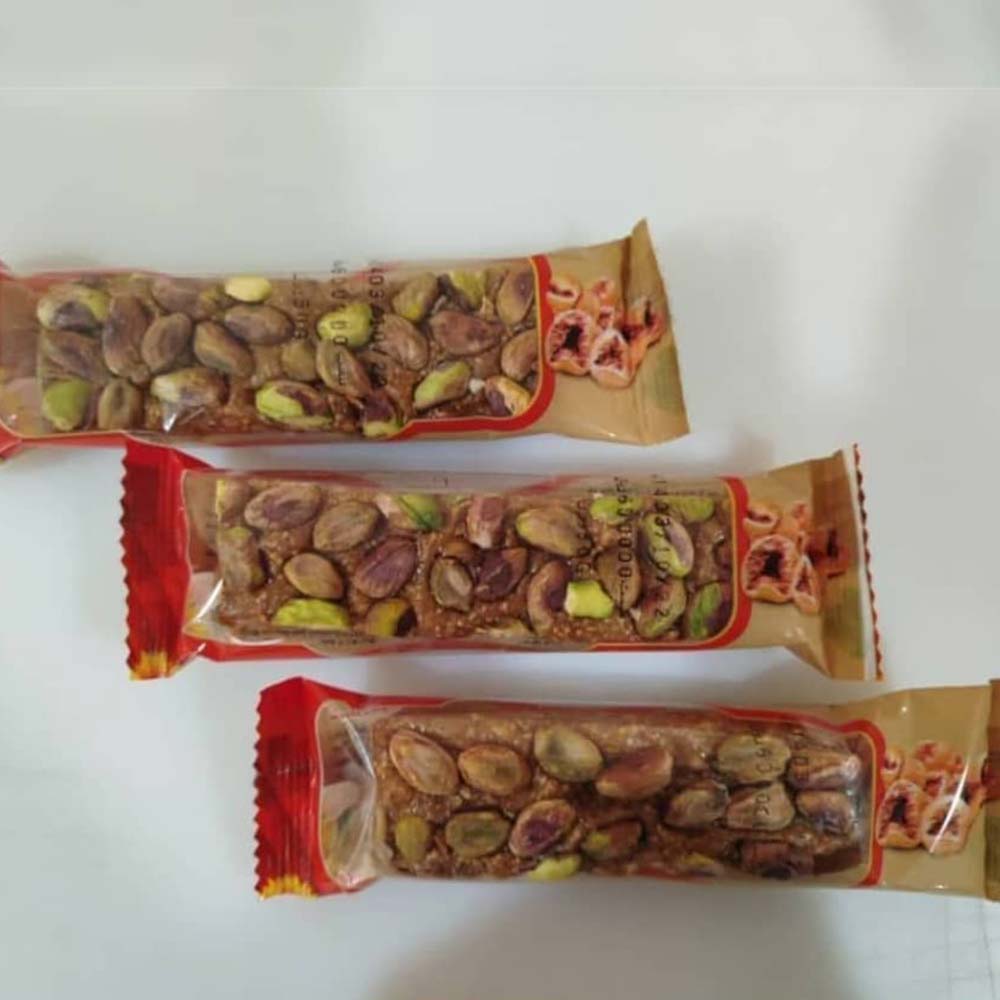 پروتئین بار انجیر با تزیین پسته